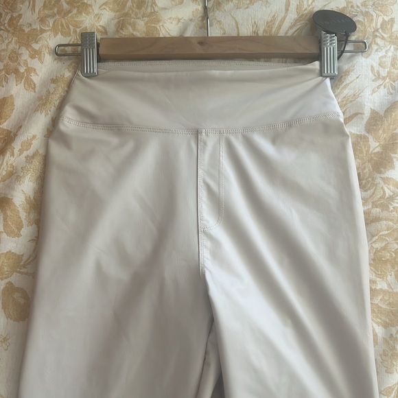 Offline American Eagle faux leather leggings in cream S - Picture 3 of 5
